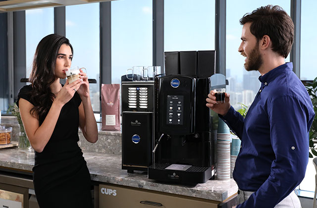 תמונת אנשים שותים קפה במשרד